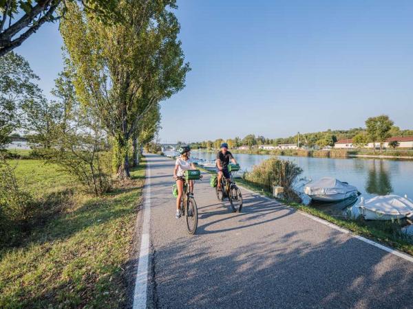 Radfahrer entlang der Strecke - Gardasee